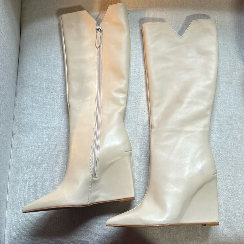 NWT Schultz cream zippered wedge boot. 7.5.